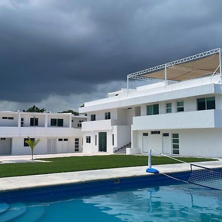 Guest House Stone Wall Residences Cancún Esterno foto