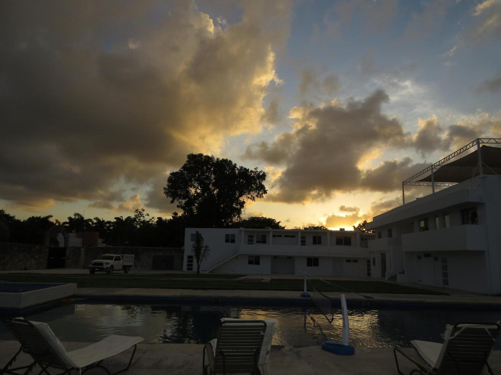 Guest House Stone Wall Residences Cancún Esterno foto
